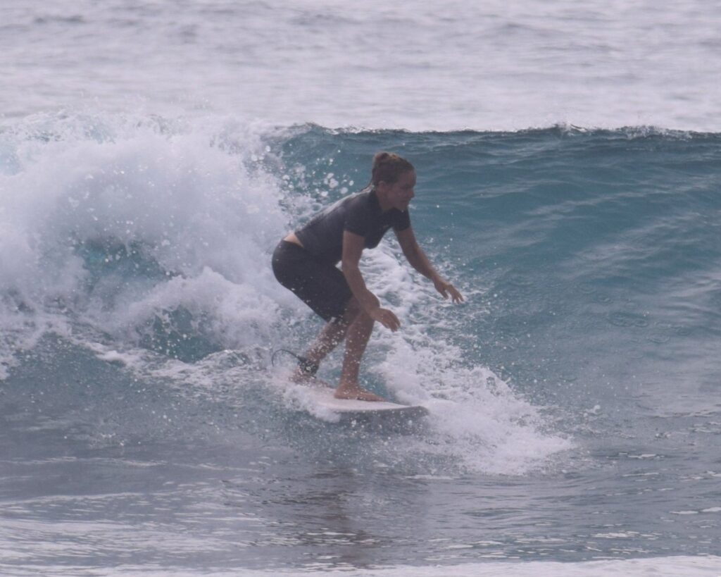 Intermediate surfer improving technique on a wave in Boa Vista during a surf lesson