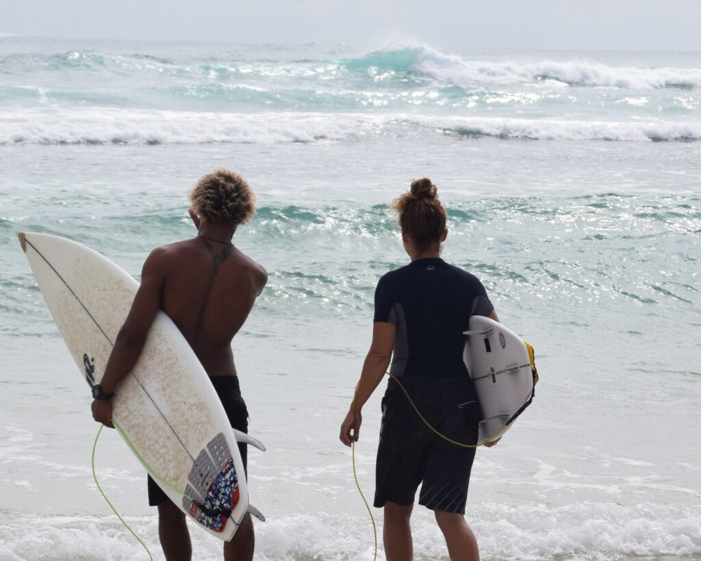 Surf guide explaining the entry point before surfing in Boa Vista, Cape Verde